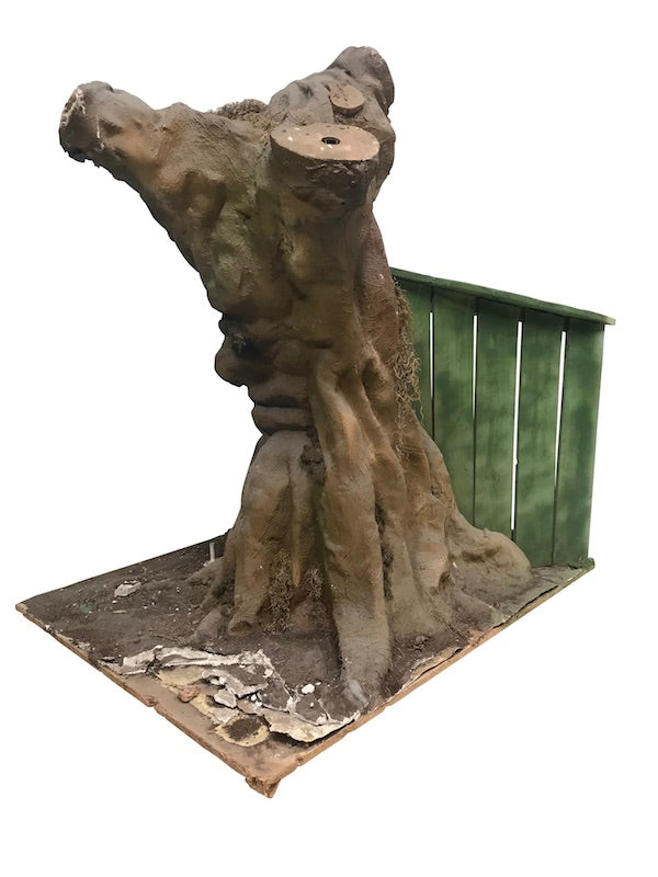 Baumstamm mit einem kleinen Schuppen