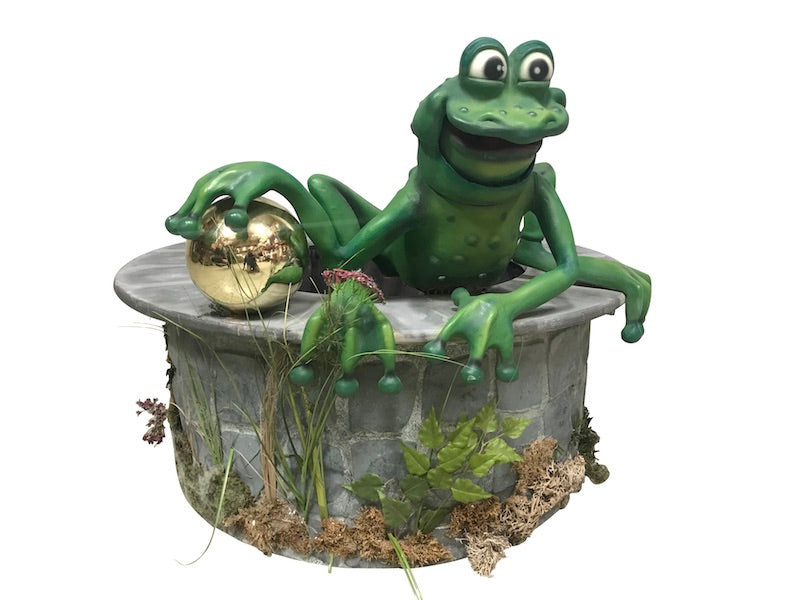 Frosch auf Brunnen aus dem Märchen "Froschkönig"