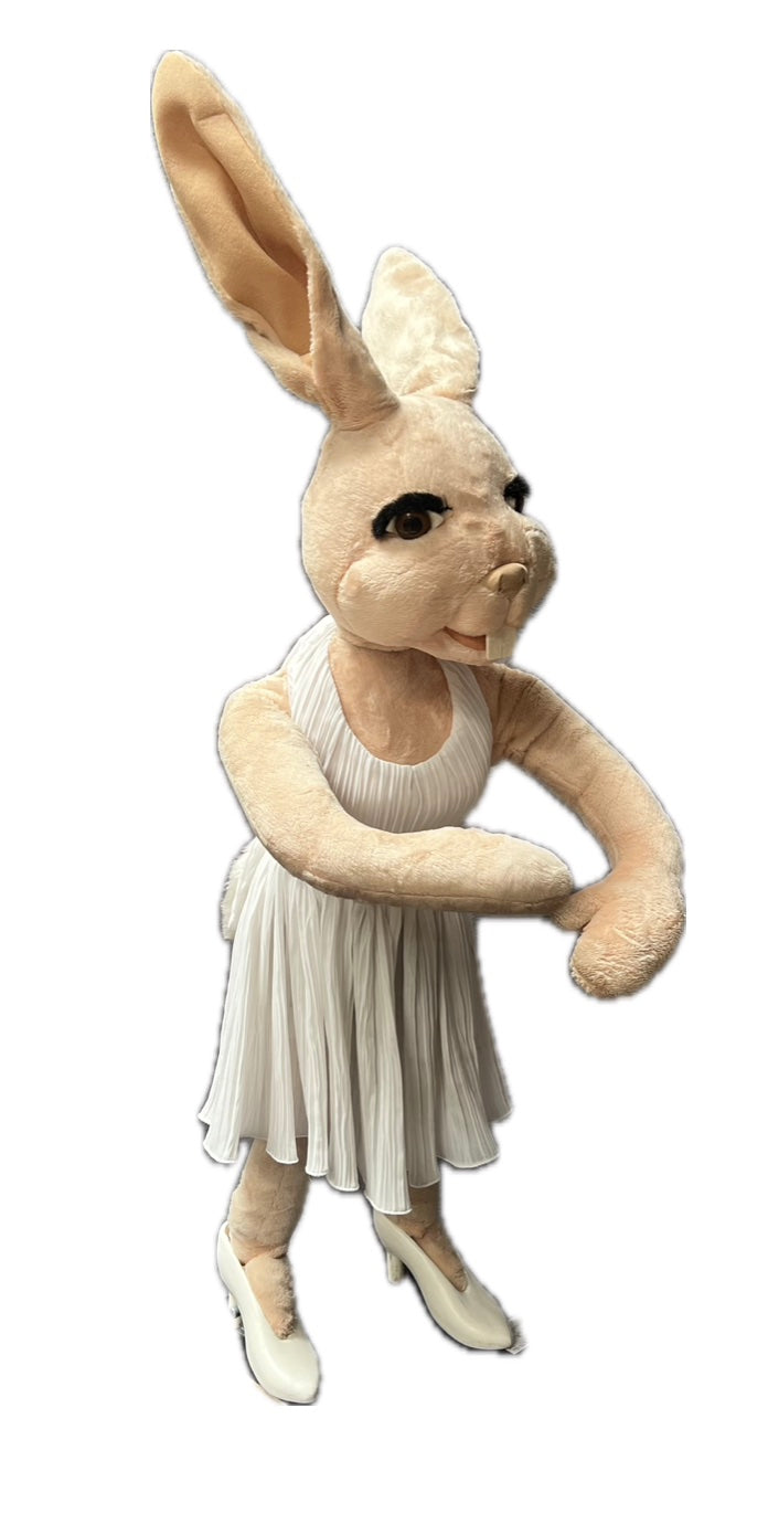 Häsin im Faltenkleid