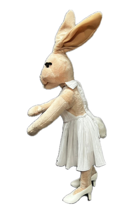 Häsin im Faltenkleid