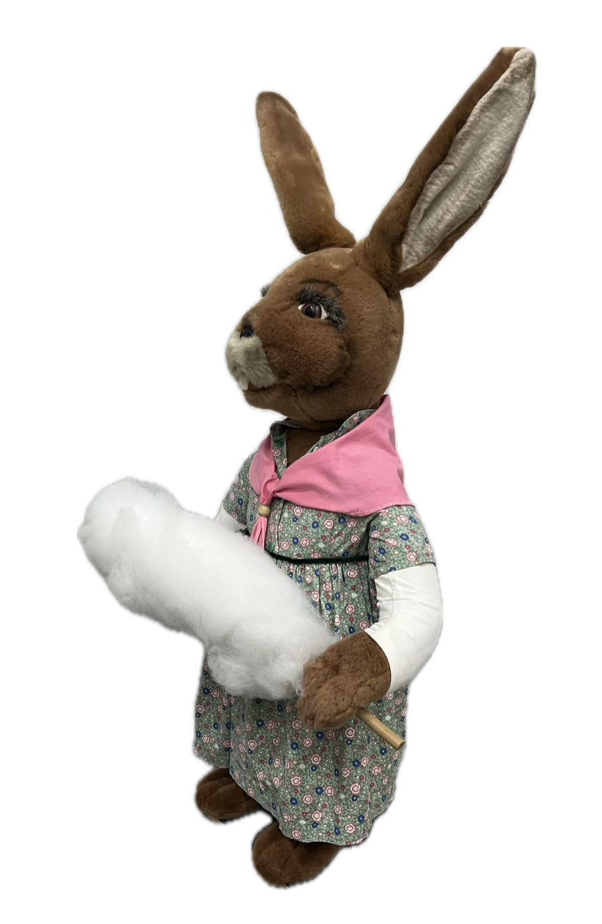 Häsin mit Blümchenkleid und Zuckerwatte