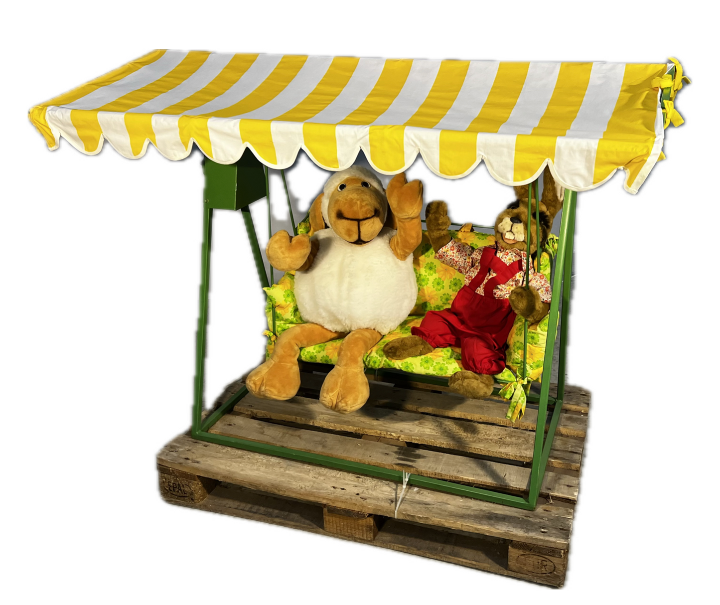 Hollywoodschaukel mit Schaf und Hase