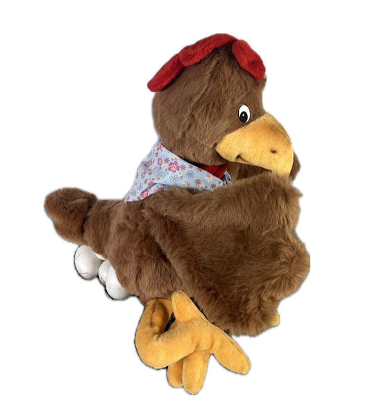 Huhn mit Halstuch legt scheinbar Eier