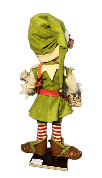 Elf mit Knopfaugen bringt Eier zur Teigherstellung (Weihnachtsbäckerei)