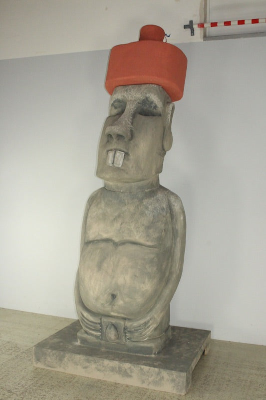 Moai Skulptur mit Hut