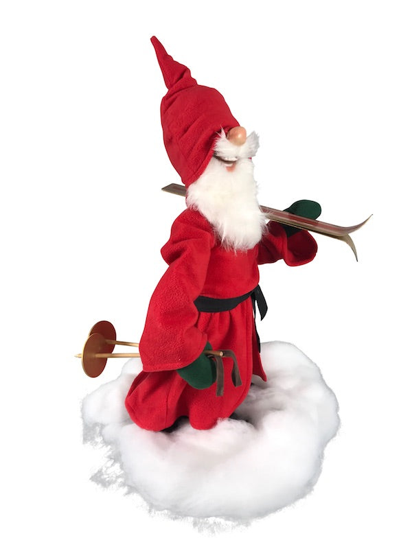 Weihnachtsmann mit Skiern auf der Schulter