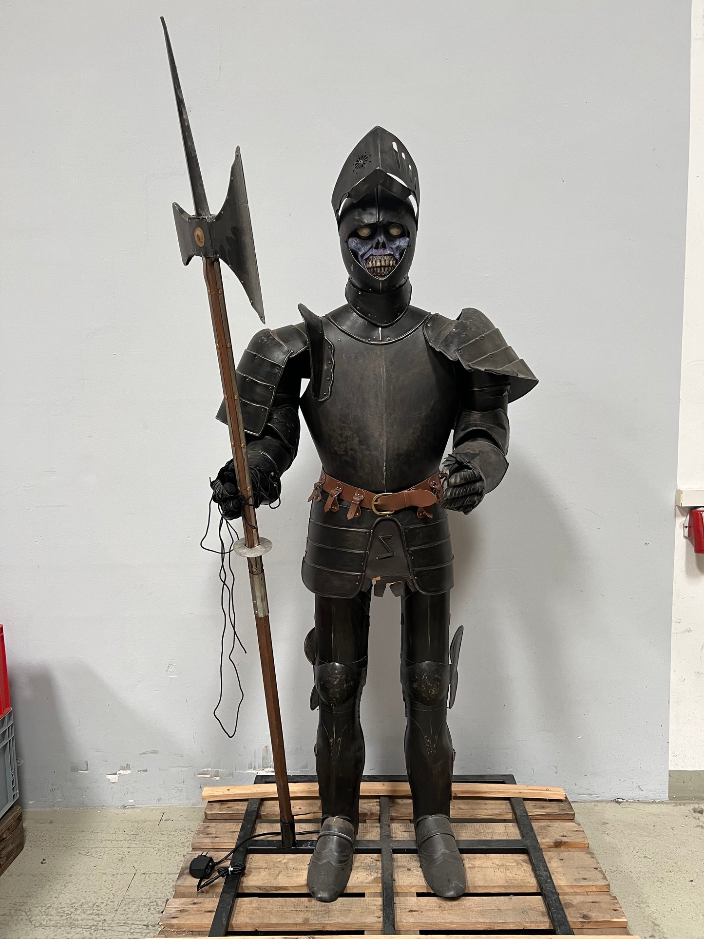 Götz der Zombie Ritter der gruseligen Gestalt mit zwei Bewegungen