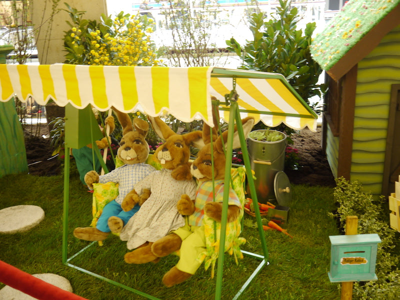 Hollywoodschaukel mit 3 Hasen