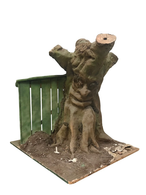 Baumstamm mit einem kleinen Schuppen