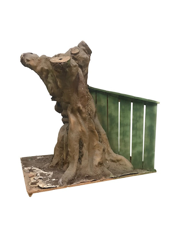 Baumstamm mit einem kleinen Schuppen