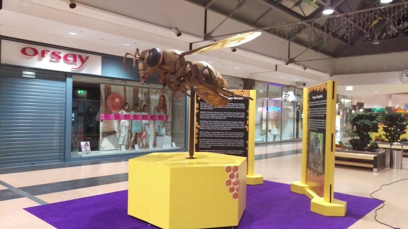 Biene 250 fach vergrößert auf Drehbühne