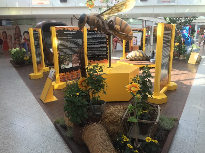 Biene 250 fach vergrößert auf Drehbühne