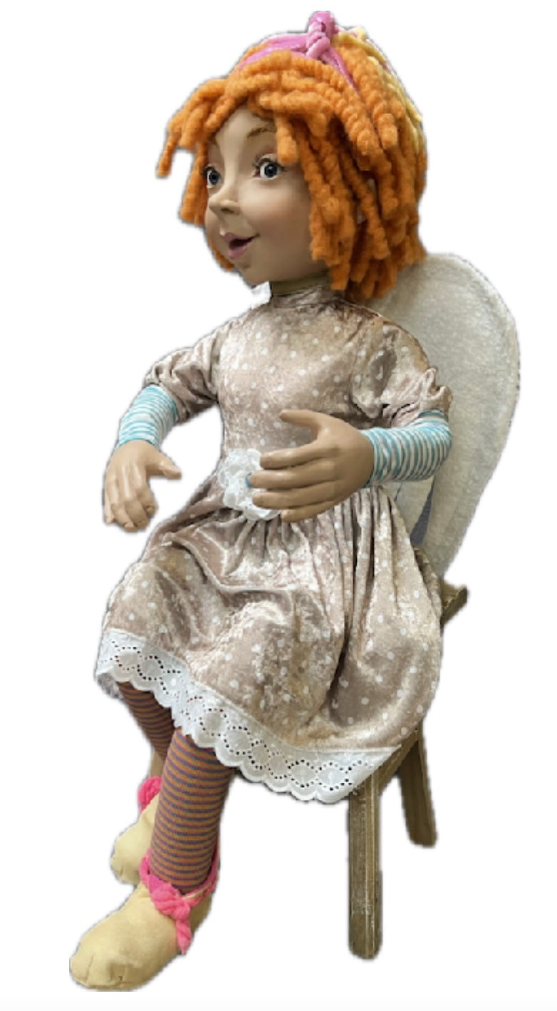 Engel sitzend mit orangen Haaren