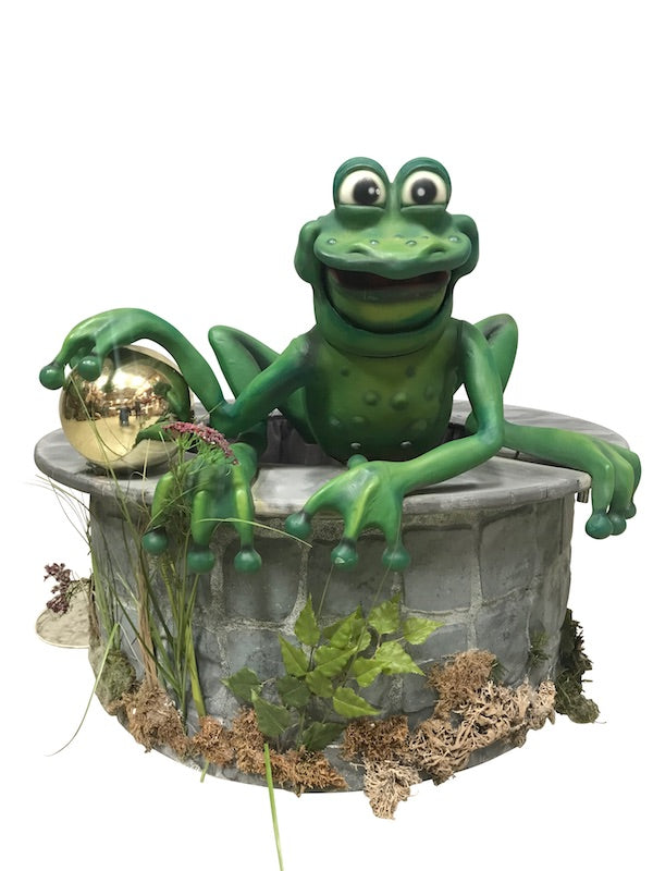 Frosch auf Brunnen aus dem Märchen "Froschkönig"