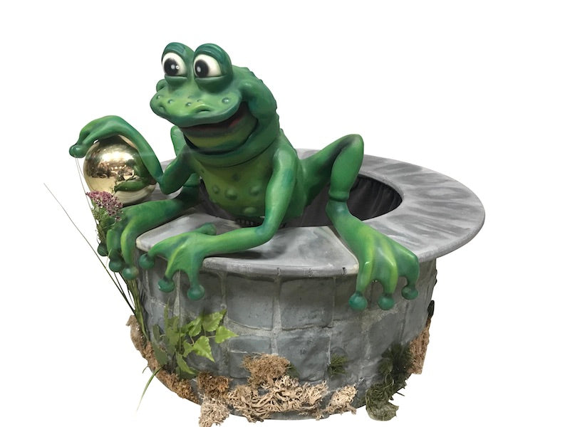 Frosch auf Brunnen aus dem Märchen "Froschkönig"