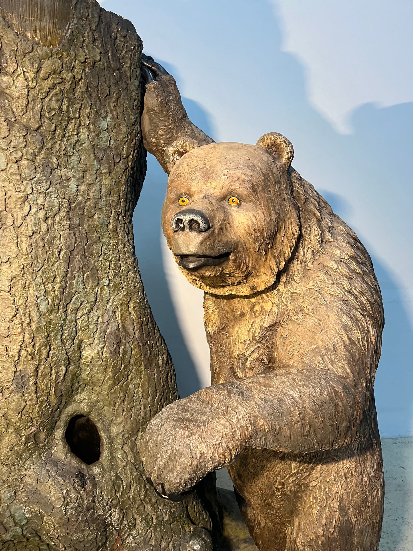 Grizzly Bär mit Baumstamm - Unikat