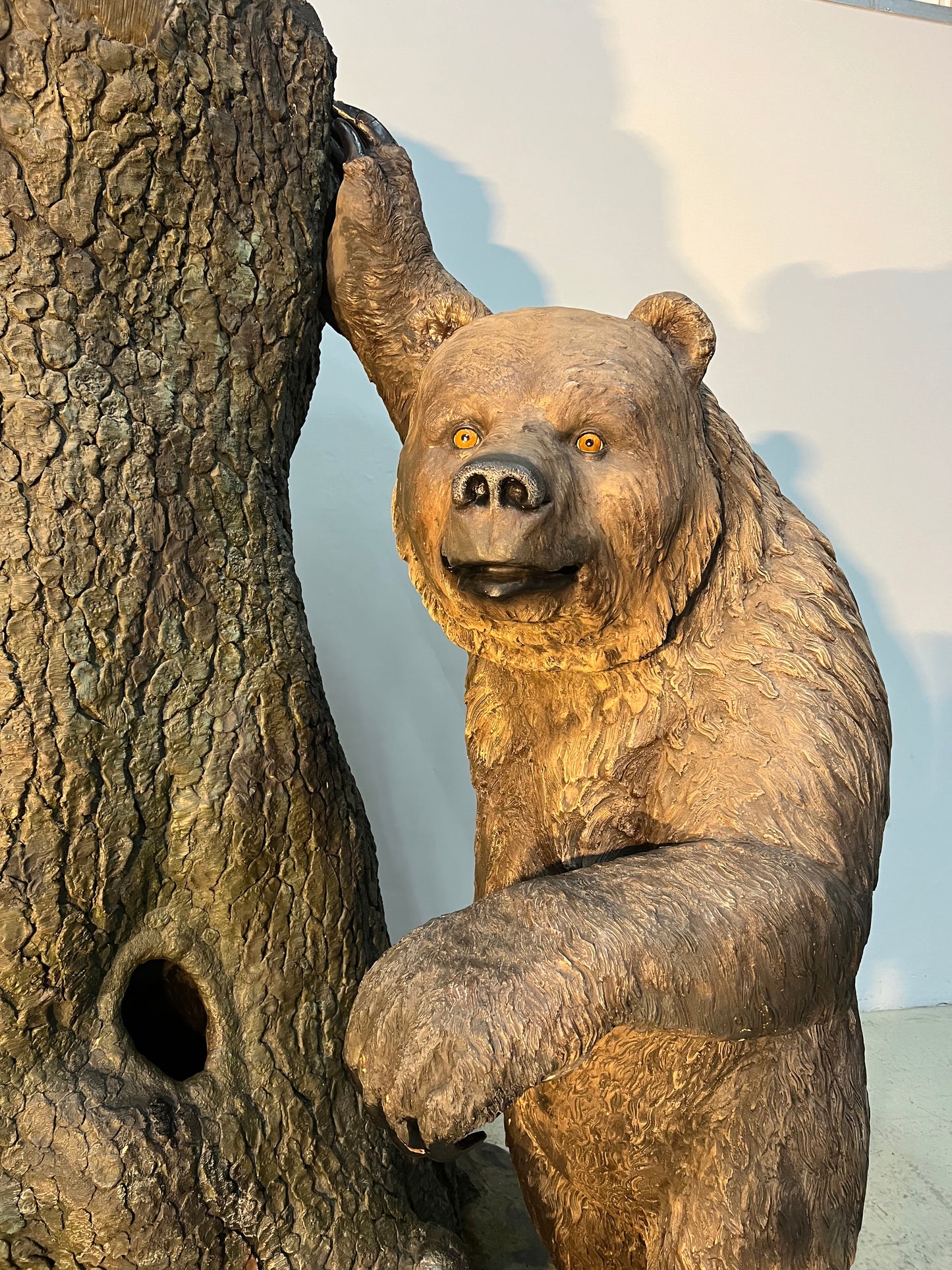 Grizzly Bär mit Baumstamm - Unikat