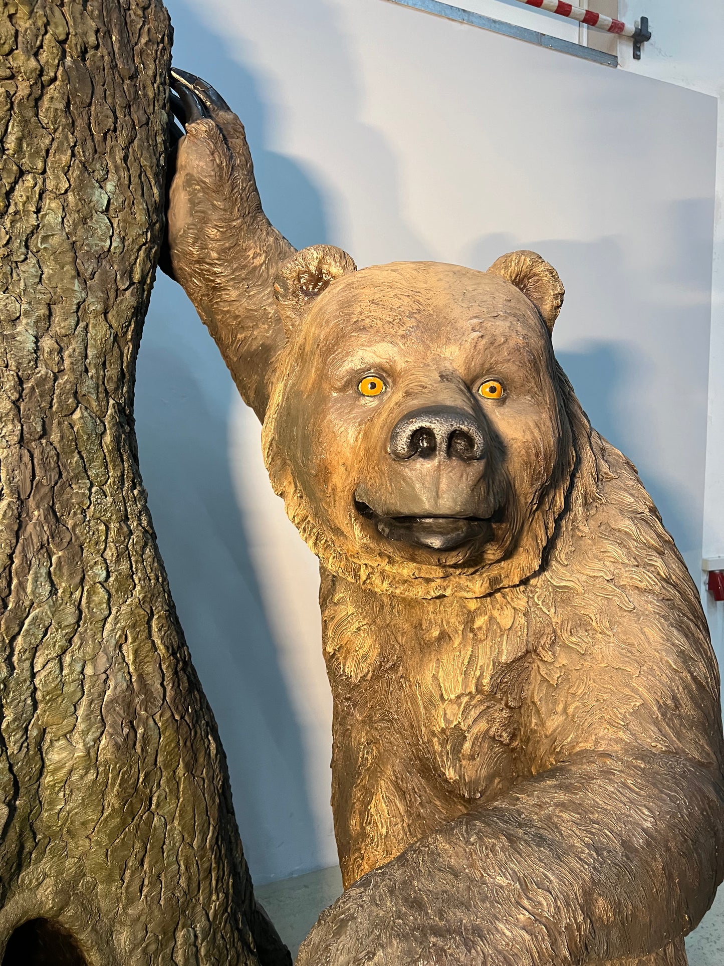 Grizzly Bär mit Baumstamm - Unikat