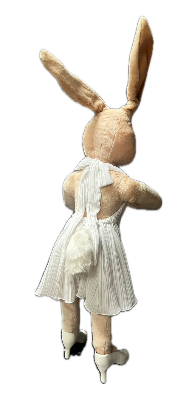 Häsin im Faltenkleid