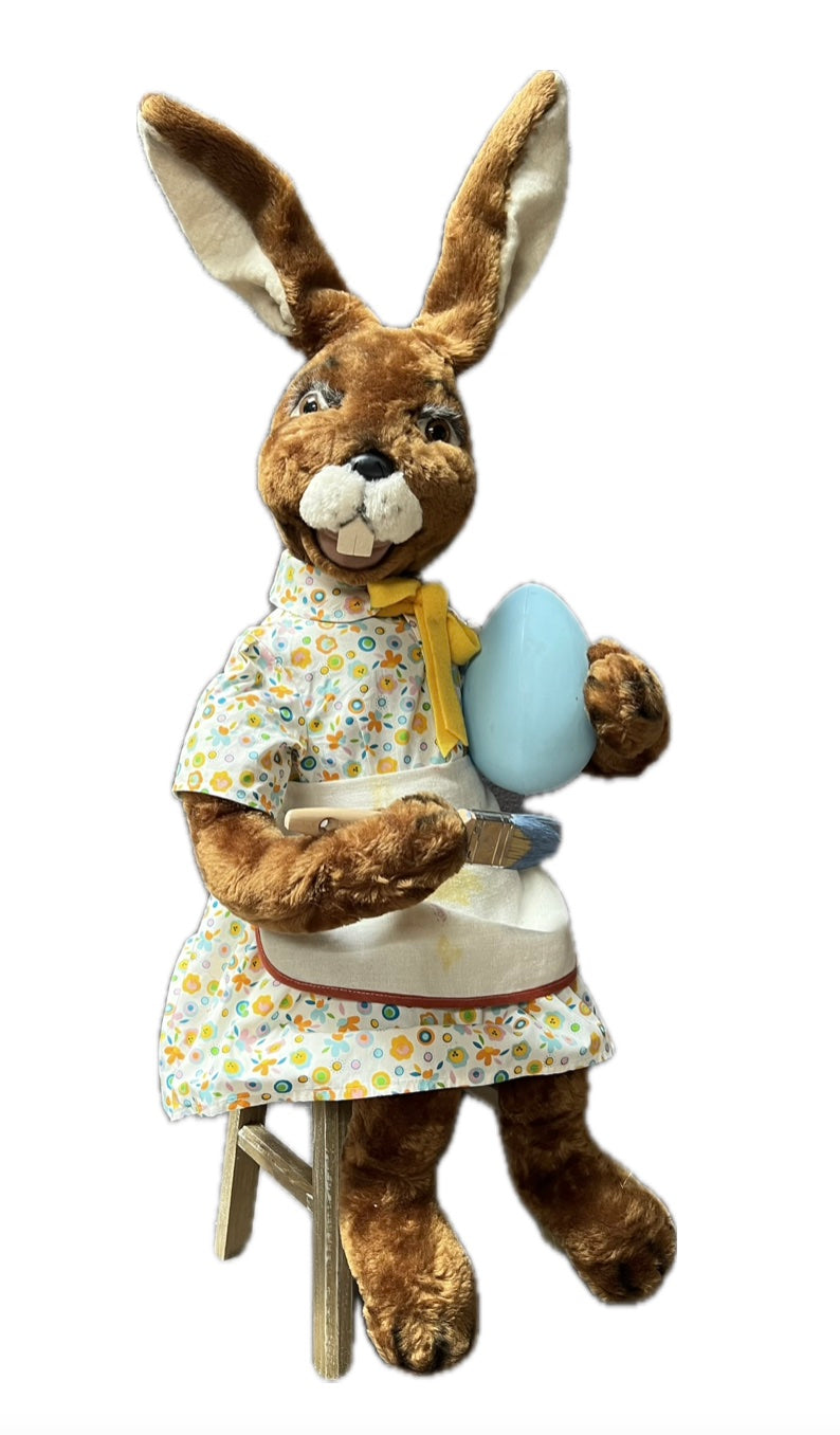 Häsin mit Kleid und Schürze bemalt Ei blau an