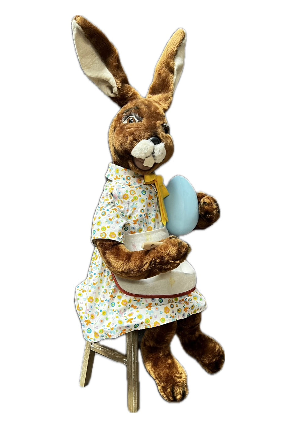 Häsin mit Kleid und Schürze bemalt Ei blau an