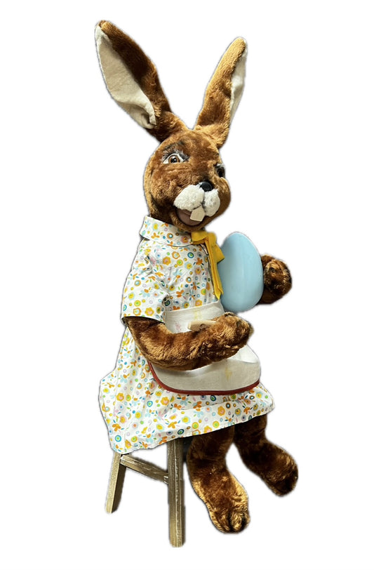 Häsin mit Kleid und Schürze bemalt Ei blau an
