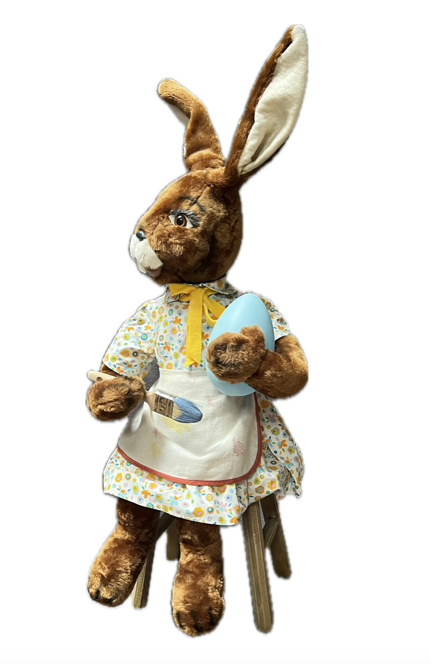 Häsin mit Kleid und Schürze bemalt Ei blau an