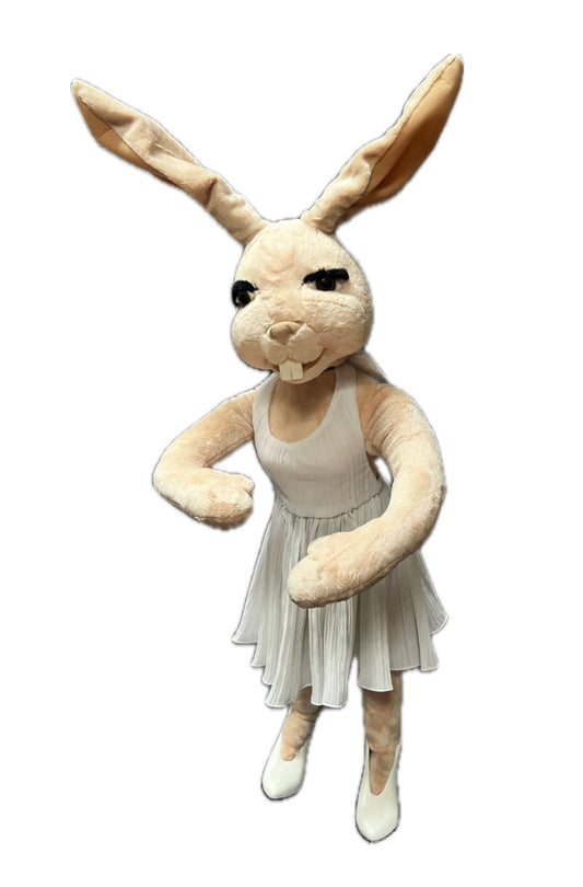 Häsin im Faltenkleid