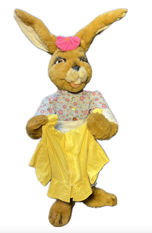 Hase/Häsin mit Wäschestück