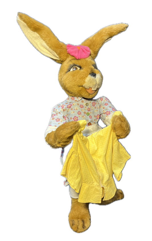 Hase/Häsin mit Wäschestück