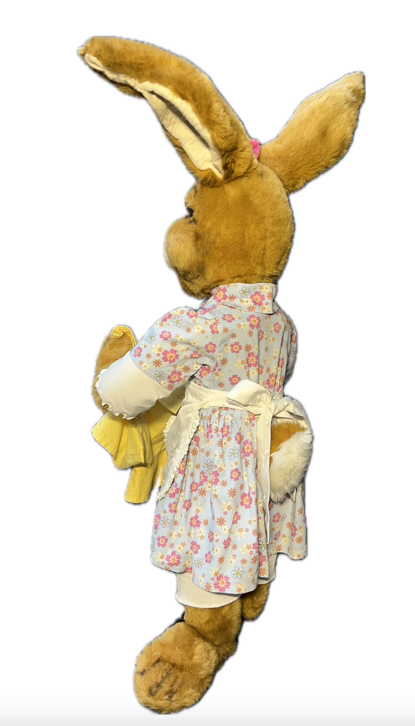 Hase/Häsin mit Wäschestück