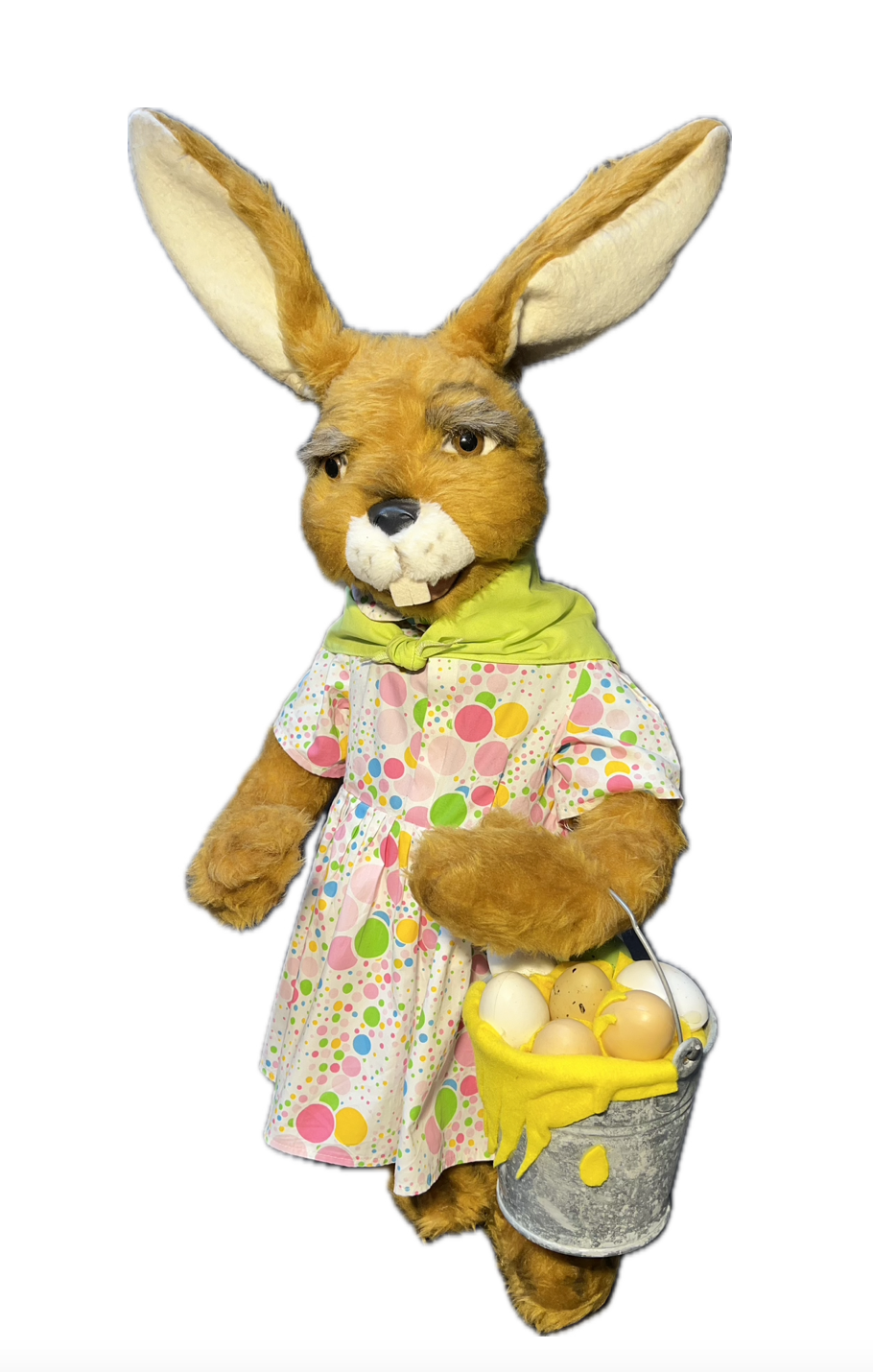 Hase / Häsin sammelt Eier im Zinkeimer