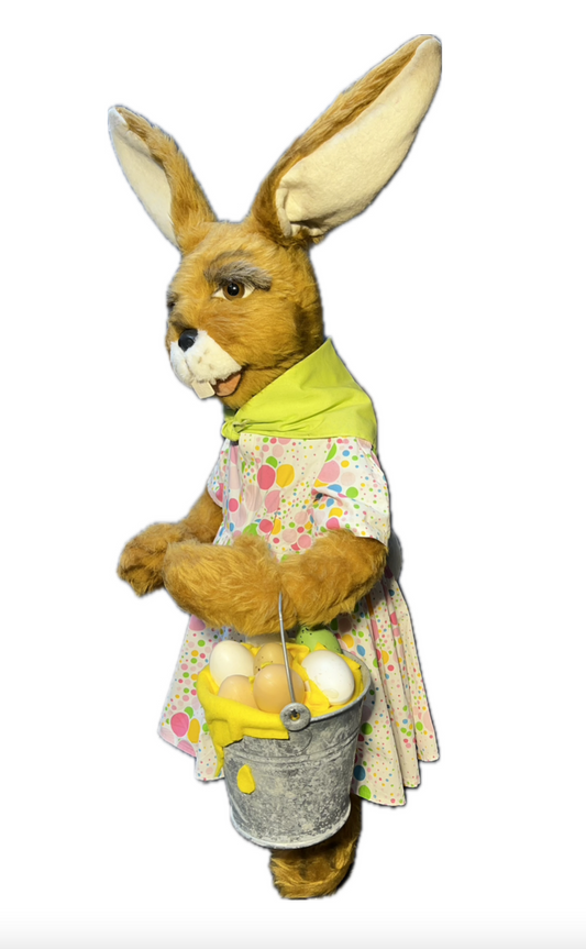 Hase / Häsin sammelt Eier im Zinkeimer