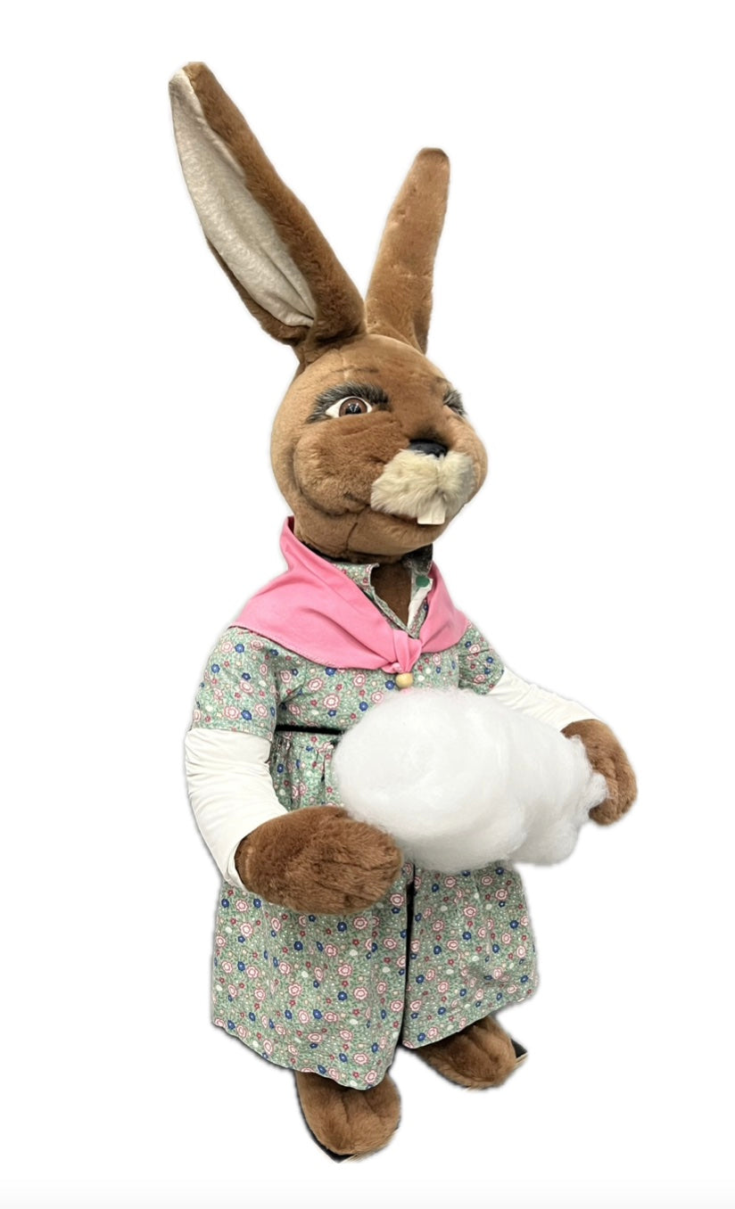 Häsin mit Blümchenkleid und Zuckerwatte