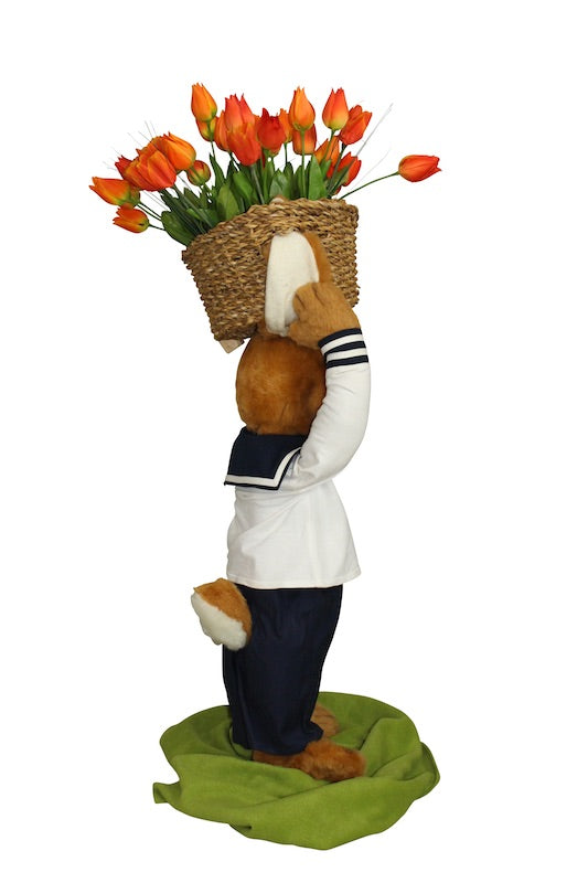 Hase Matrose mit Blumenkorb