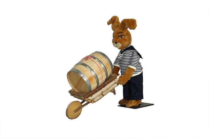 Hase Matrose mit Fass und Schubkarre