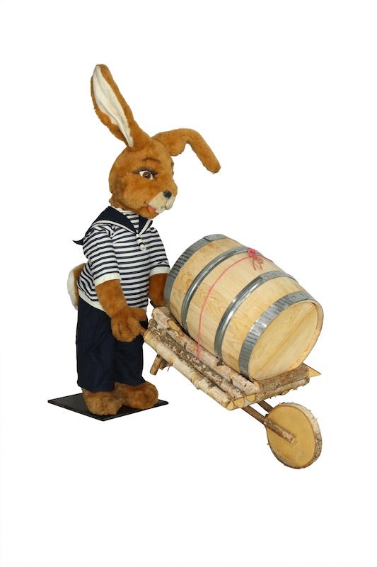 Hase Matrose mit Fass und Schubkarre