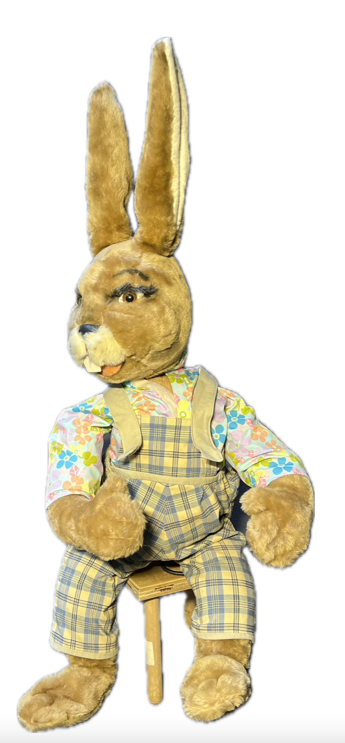 Hase sitzend auf Hocker