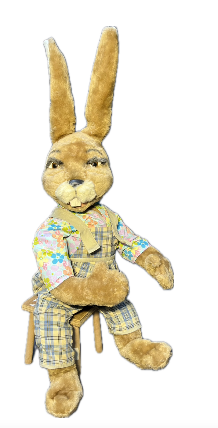 Hase sitzend auf Hocker