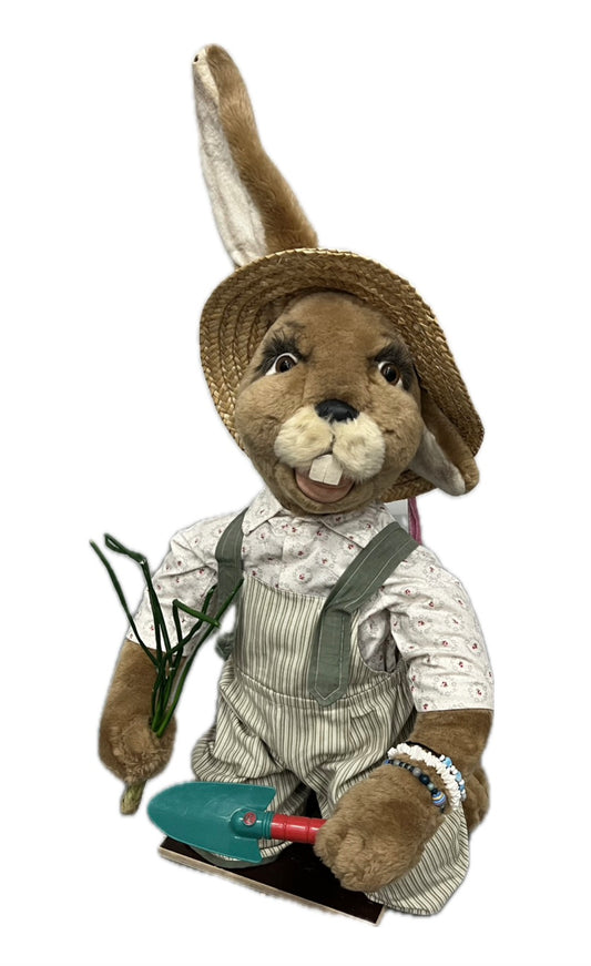 Hase mit Pflanzschaufel, kniend