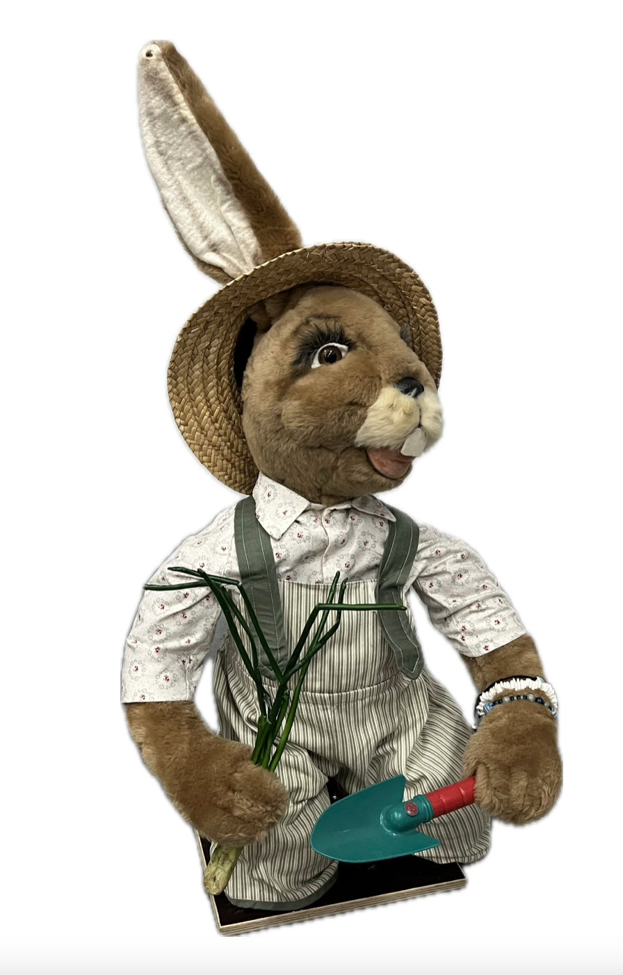 Hase mit Pflanzschaufel, kniend