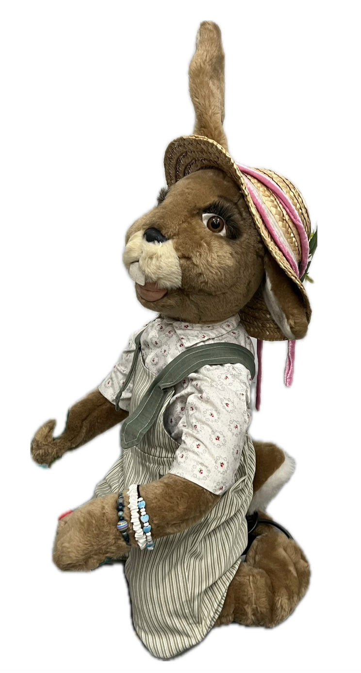 Hase mit Pflanzschaufel, kniend