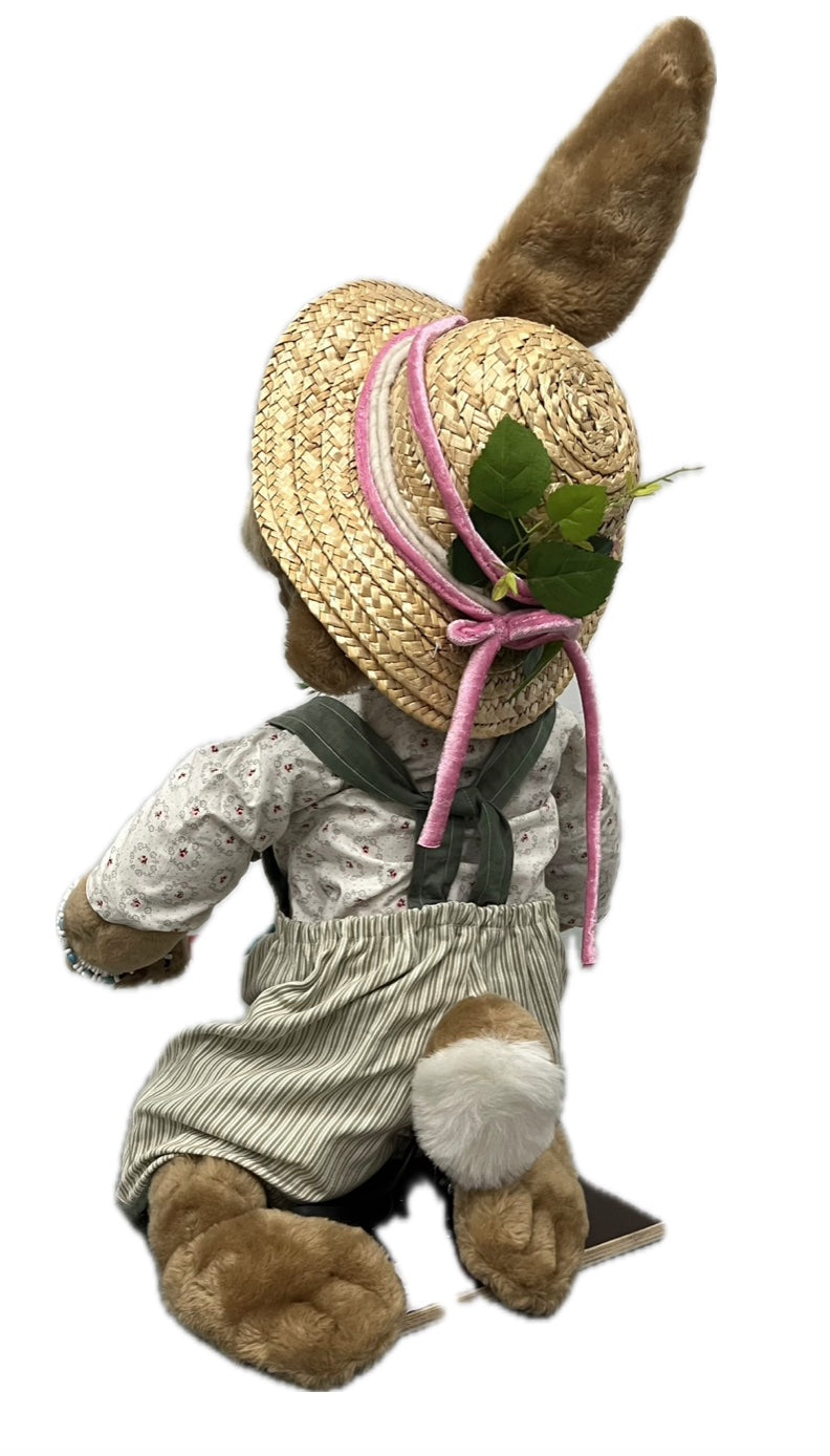 Hase mit Pflanzschaufel, kniend