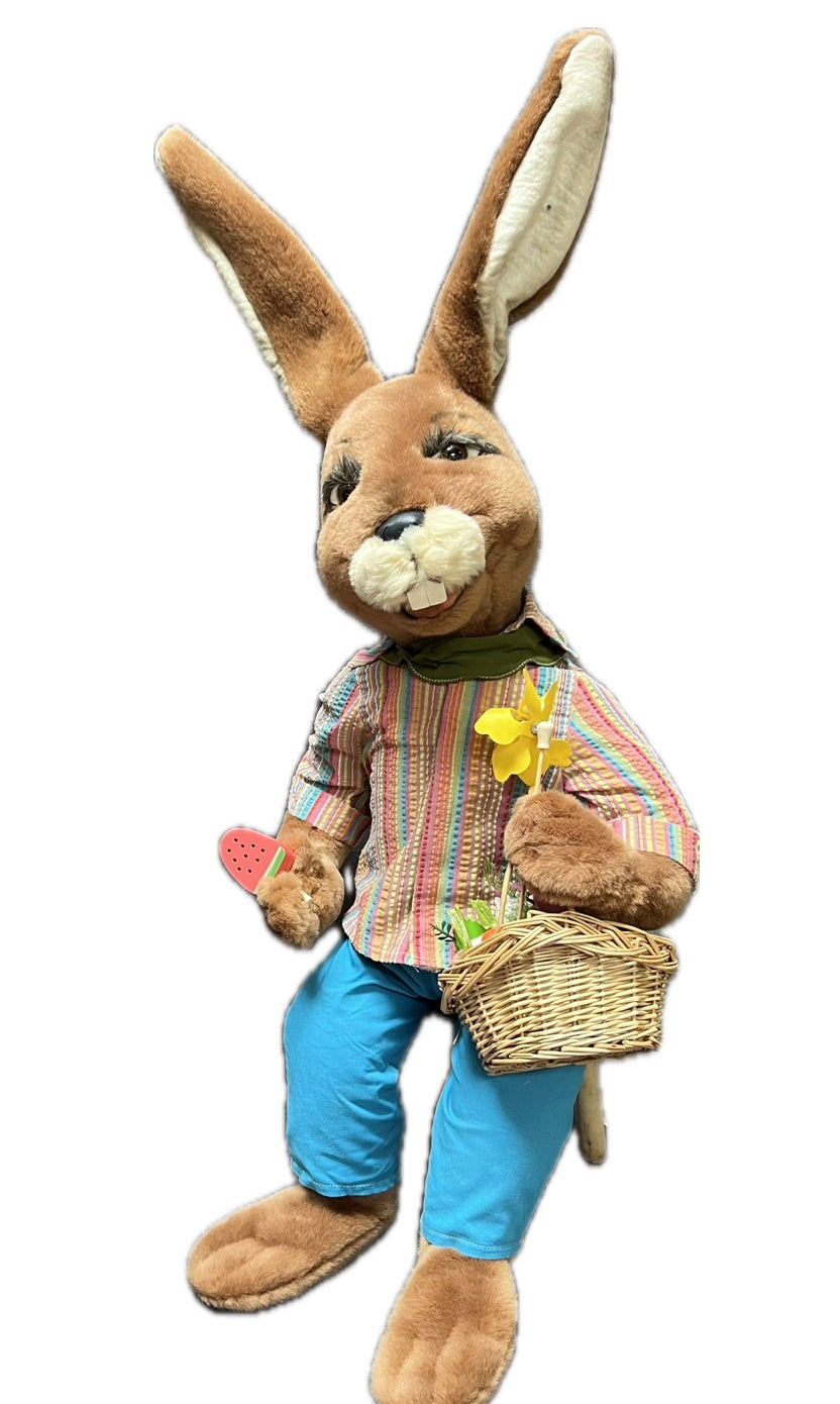 Hase sitzend mit Korb und Melonenstück