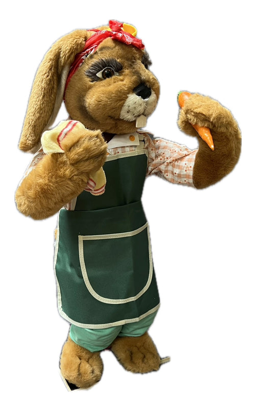 Hase mit grüner Gartenschürtze, Möhre und Tuch