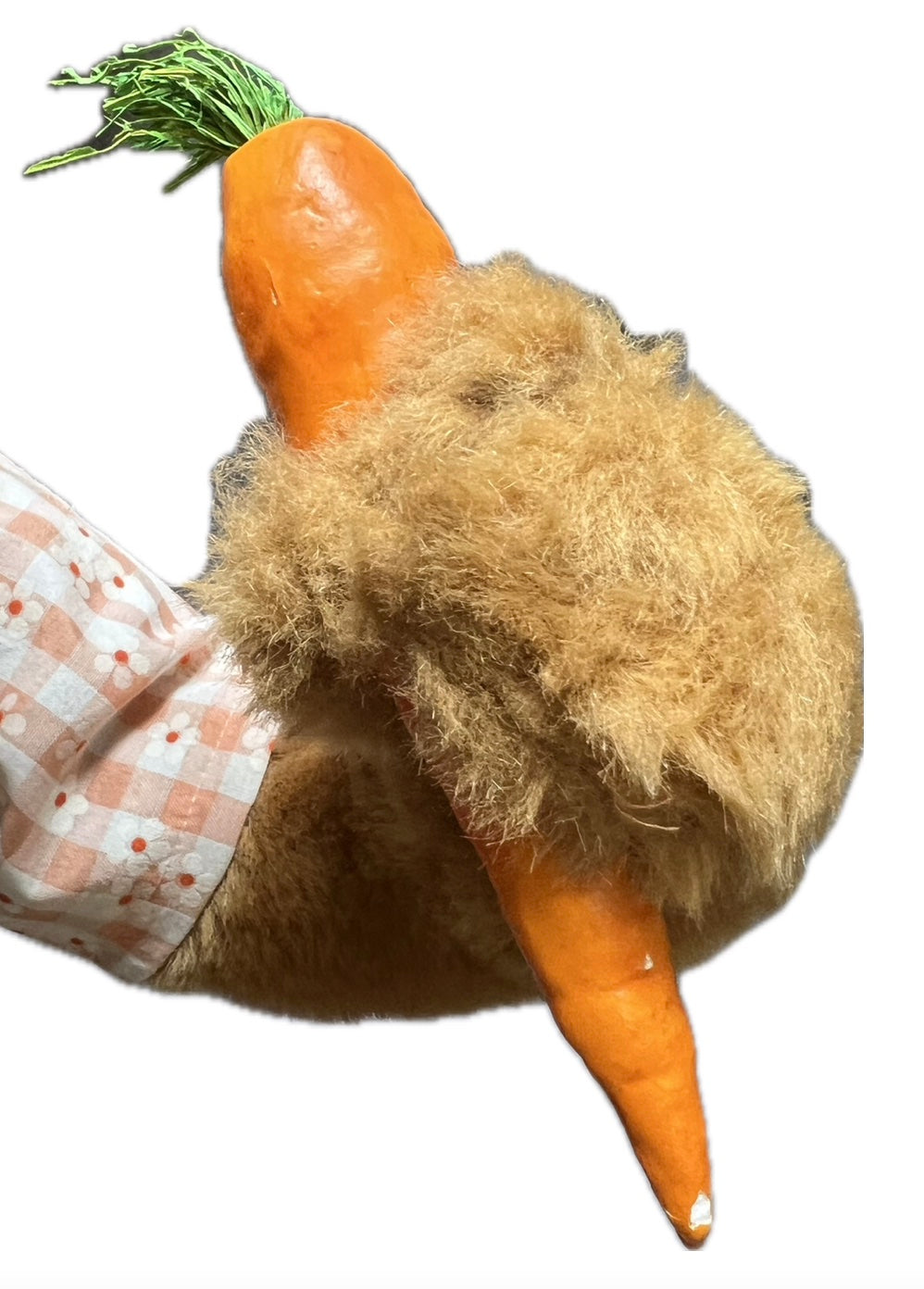 Hase mit grüner Gartenschürtze, Möhre und Tuch