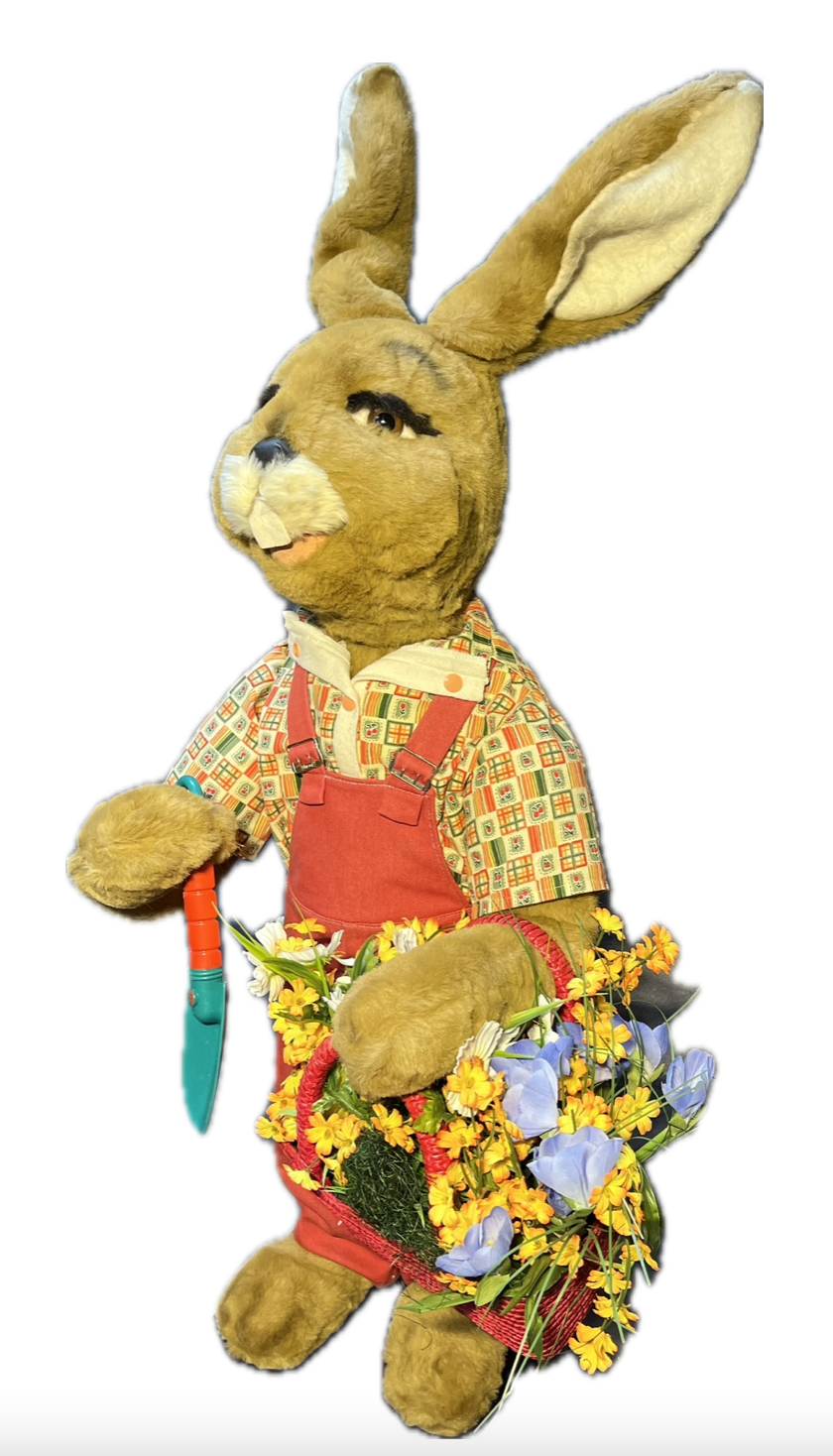 Hase mit Pflanzschaufel und Blumenkorb