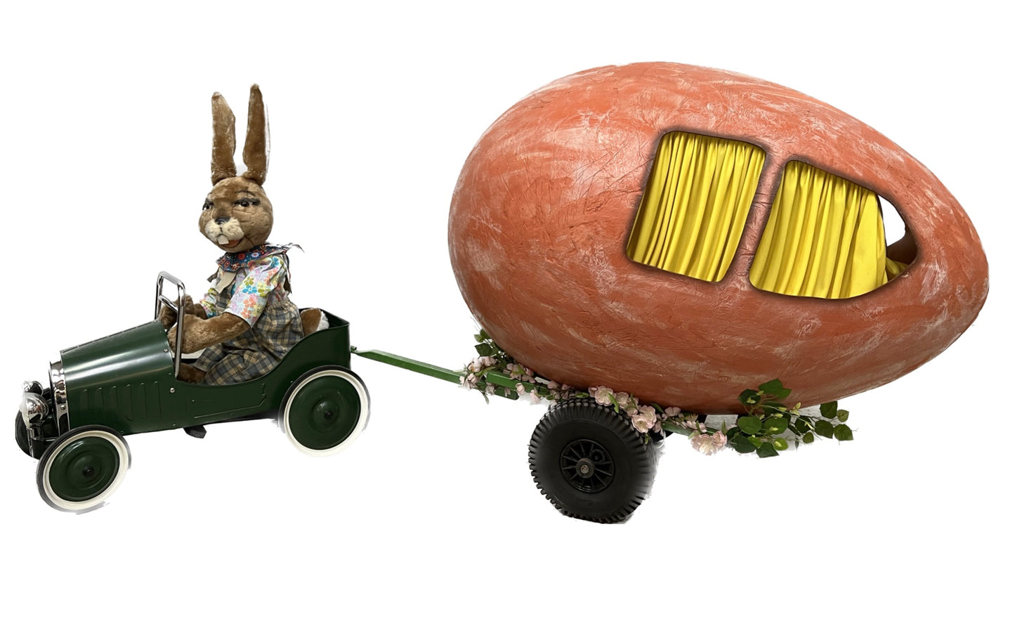 Hase mit Tretauto und Wohnanhänger als Ei