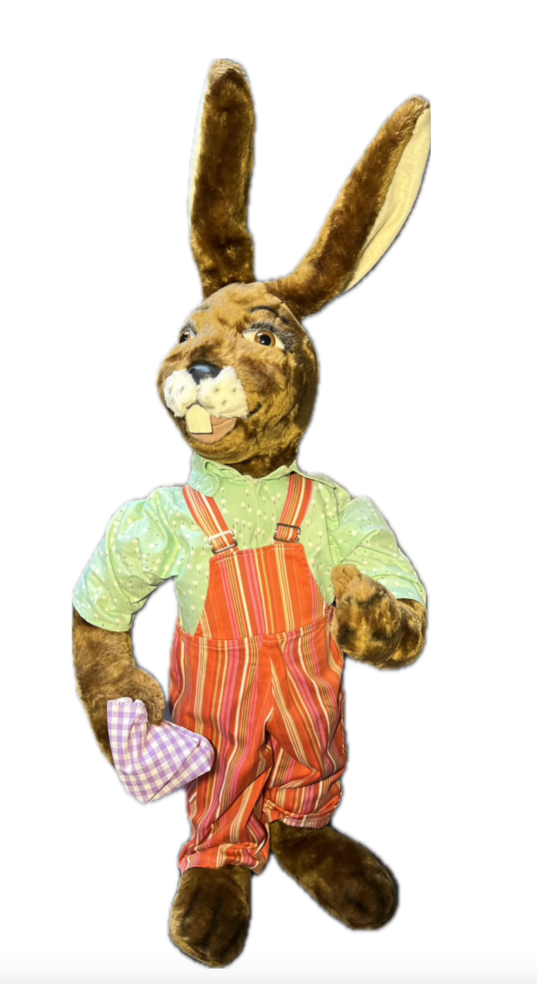 Hase mit Putzlappen in der Pfote