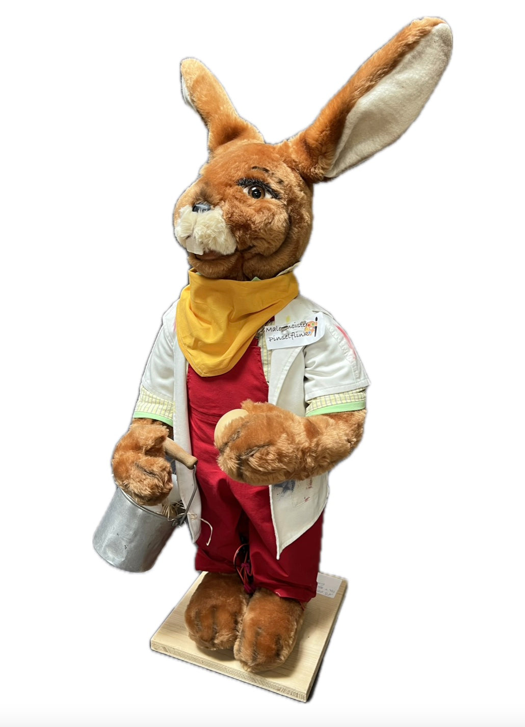 Hase mit gelben Halstuch bringt Eier